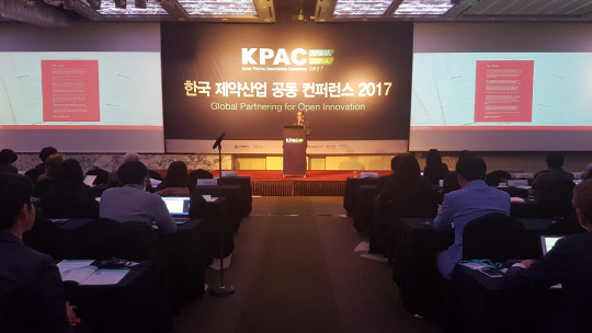 11일 서울 삼성동 코엑스인터컨티넨탈호텔에서 한국제약바이오협회와 한국글로벌의약산업협회가 공동 개최한 '한국 제약산업 공동 콘퍼런스 2017'에서 로버트 어반 존슨앤존슨 글로벌 총괄 대표가 발표를 하고 있다.